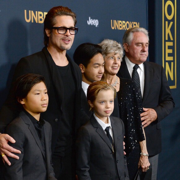 Brad Pitt, Maddox Jolie-Pitt, Pax Jolie-Pitt, Shiloh Jolie-Pitt et ses parents Jane et William Alvin Pitt à la première du film "Unbroken" à Hollywood, le 15 décembre 2014