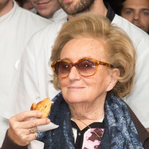 Bernadette Chirac (présidente de la Fondation Hôpitaux de Paris-Hôpitaux de France) mange la Galette des Rois - Lancement de la 27e édition de l'Opération Pièces Jaunes au centre hospitalier (hôpital Delafontaine) de Saint-Denis, le 6 janvier 2016.