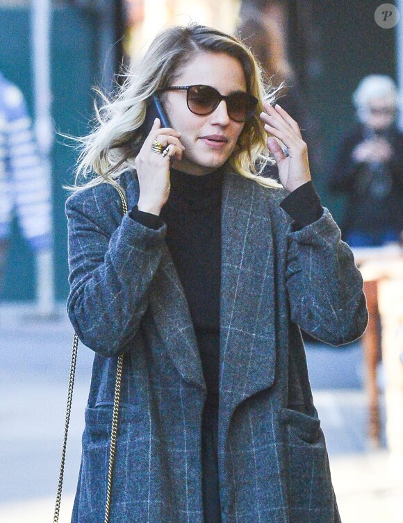 L'actrice Dianna Agron de la série "Glee" téléphone dans la rue à New York le 20 novembre 2015.