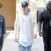Justin Bieber est allé déjeuner avec Corey Gamble au restaurant The Bouchon à Beverly Hills, le 14 janvier 2016  Singer Justin Bieber is spotted out for lunch at the Bouchon Restaurant in Beverly Hills, California on January 14, 2016. Justin tried to hide his face with his hand but finally gave up and made his way to the car.14/01/2016 - Beverly Hills
