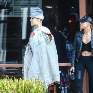 Exclusif - Justin Bieber et Hailey Baldwin à la sortie du restaurant Nate 'n Al à Beverly Hills le 11 janvier 2016. Le chanteur dément être en couple avec Hailey Baldwin.  Exclusive... For germany call for price - 51944623 Singer/songwriter Justin Bieber and model Hailey Baldwin were spotted leaving Nate'n Al in Beverly Hills, California on January 11, 2016. Justin denies being in a relationship, however, a week ago, Justin posted a photo of the two kissing on his Instagram.11/01/2016 - Beverly Hills