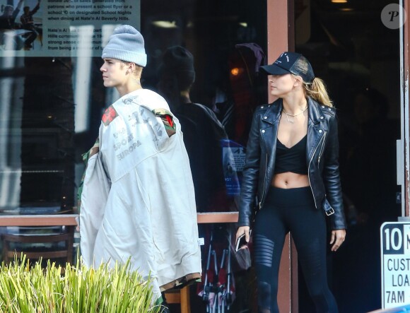 Exclusif - Justin Bieber et Hailey Baldwin à la sortie du restaurant Nate 'n Al à Beverly Hills le 11 janvier 2016. Le chanteur dément être en couple avec Hailey Baldwin.  Exclusive... For germany call for price - 51944623 Singer/songwriter Justin Bieber and model Hailey Baldwin were spotted leaving Nate'n Al in Beverly Hills, California on January 11, 2016. Justin denies being in a relationship, however, a week ago, Justin posted a photo of the two kissing on his Instagram.11/01/2016 - Beverly Hills
