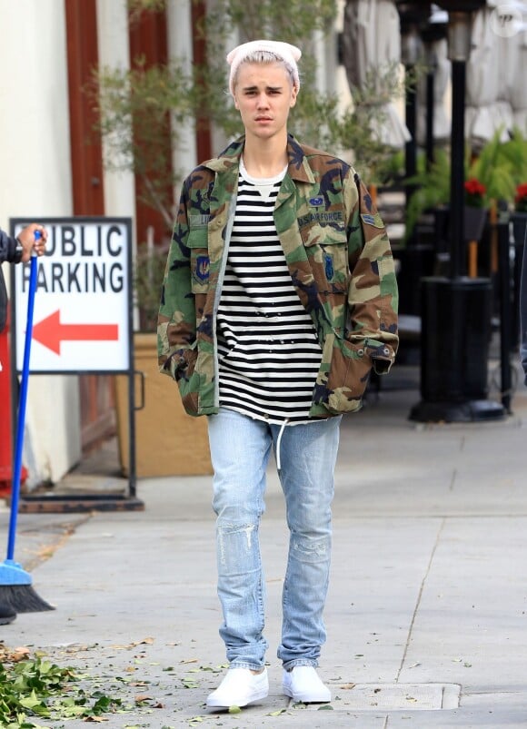 Justin Bieber se promène avec Corey Gamble dans les rues de Beverly Hills, le 18 janvier 2016. Justin s'est récemment teint les cheveux en violet!  Justin Bieber was spotted out in Beverly Hills, California on January 18, 2016.18/01/2016 - Beverly Hills