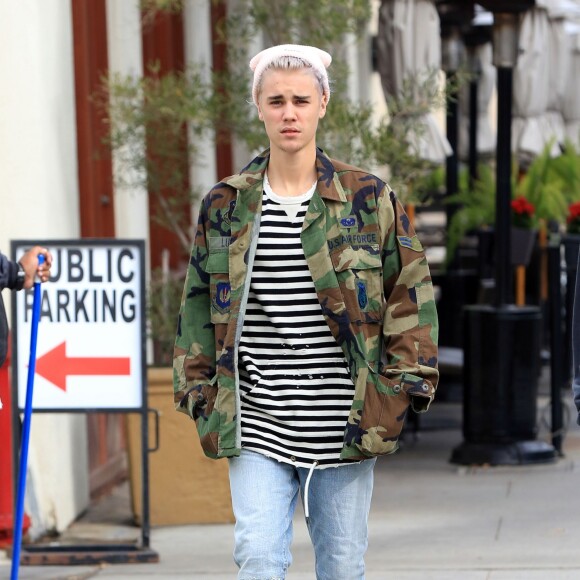 Justin Bieber se promène avec Corey Gamble dans les rues de Beverly Hills, le 18 janvier 2016. Justin s'est récemment teint les cheveux en violet!  Justin Bieber was spotted out in Beverly Hills, California on January 18, 2016.18/01/2016 - Beverly Hills