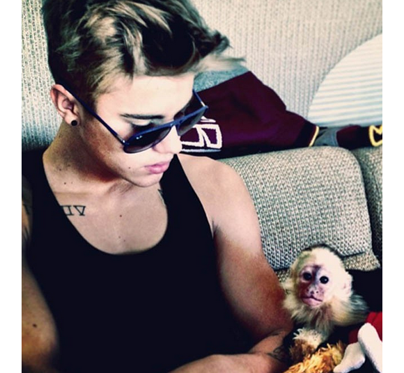 Justin Bieber pose avec son petit capucin, Mally, reçu en cadeau pour ses 19 ans. Photo publiée sur Instagram en mars 2013.