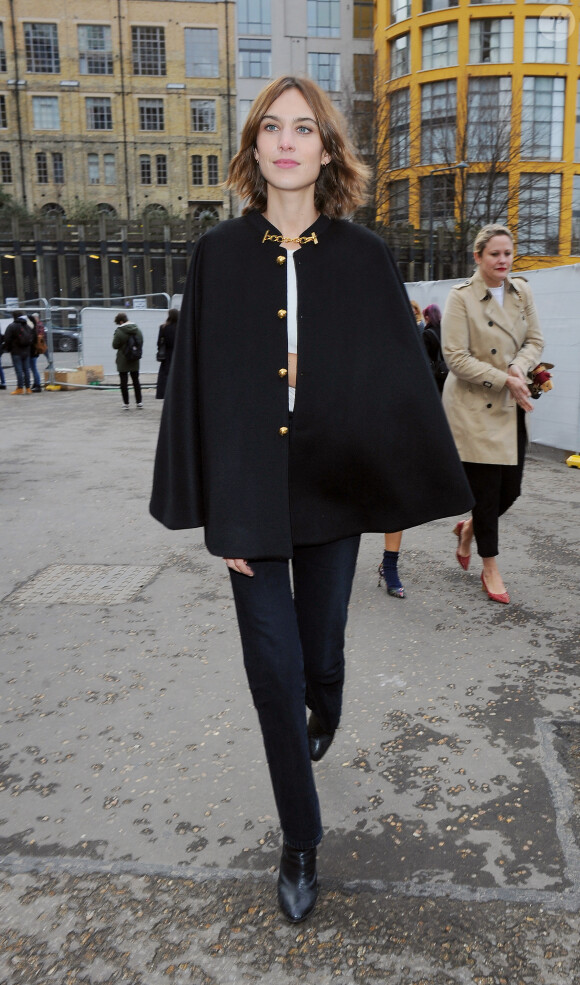 Alexa Chung arrive au musée Tate Modern pour le défilé Christopher Kane (collection automne-hiver 2016-2017). Londres, le 22 février 2016.