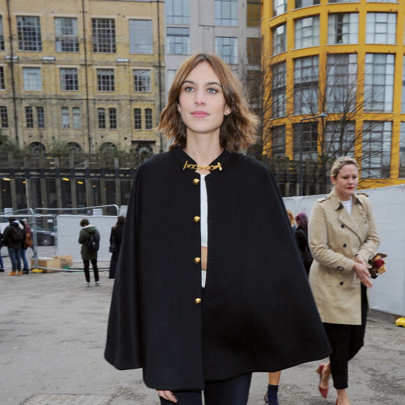 Alexa Chung arrive au musée Tate Modern pour le défilé Christopher Kane (collection automne-hiver 2016-2017). Londres, le 22 février 2016.
