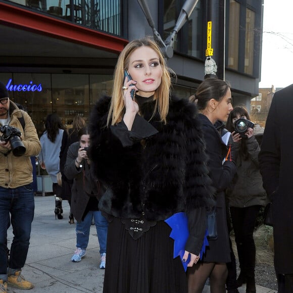 Olivia Palermo arrive au musée Tate Modern pour le défilé Christopher Kane (collection automne-hiver 2016-2017). Londres, le 22 février 2016.