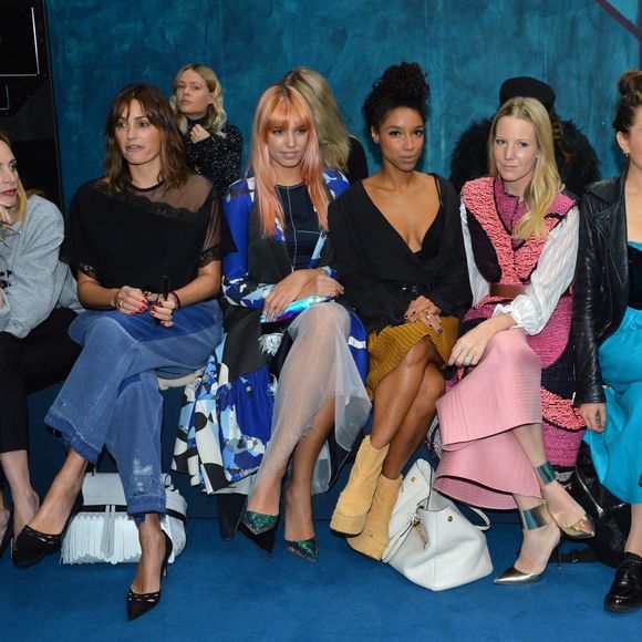 Yasmin et Amber Le Bon, Lianne La Havas, Alice Naylor-Leyland, Morgane Polanski, Jessamine-Bliss Bell et Audrey Marnay assistent au défilé Roksanda (par Roksanda Illincic, collection automne-hiver 2016) à Bryanston Square. Londres, le 22 février 2016.