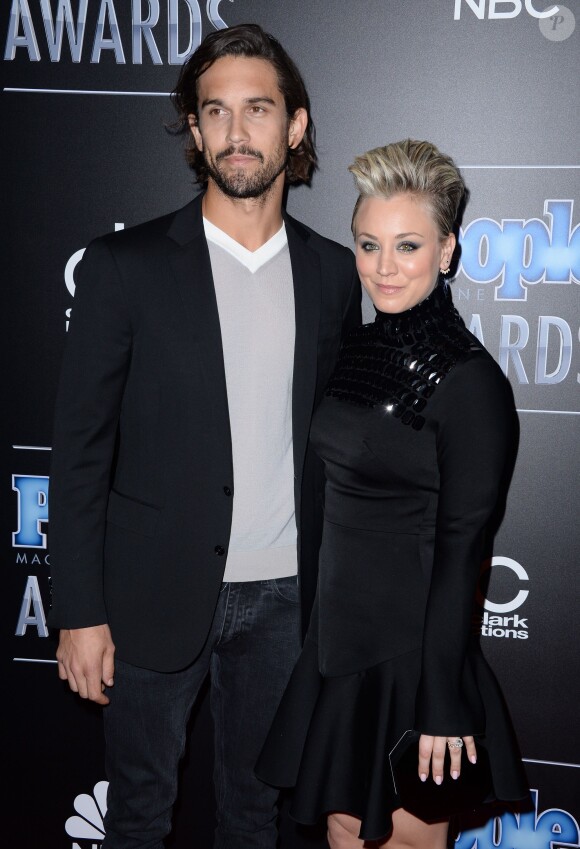 Ryan Sweeting et Kaley Cuoco lors des People Magazine Awards au Beverly Hilton Hotel de Beverly Hills le 18 décembre 2014