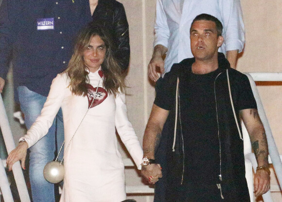 Robbie Williams et sa femme Ayda Field - La chanteuse Adèle à la fenêtre du Wiltern Theatre à Los Angeles après son concert en présence de nombreuses célébrités le 13 février 2016