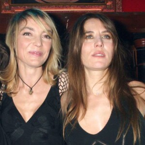 Mathilde Seigner et Valérie Guignabodet à la première de Mariages ! en 2004.