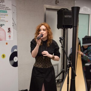 La chanteuse Emji en concert dans le métro à Paris, le 25 février 2016.