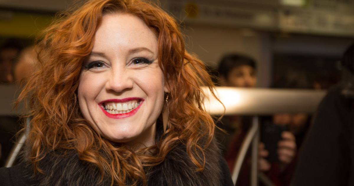 La chanteuse Emji en concert dans le métro à Paris, le 25 février 2016 ...