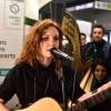 Exclusif - La chanteuse Emji en concert à la station de métro République à Paris, le 25 février 2016.