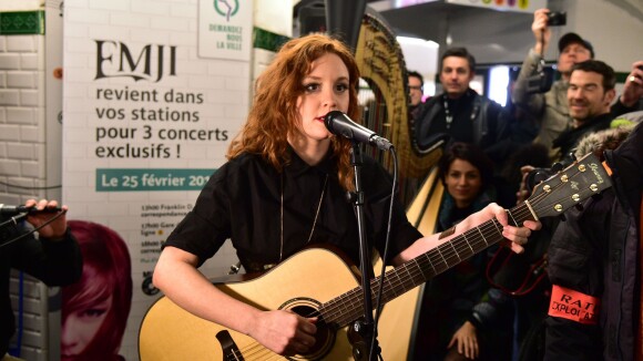 Emji (Nouvelle Star) acclamée dans le métro : La jolie rousse fait le show