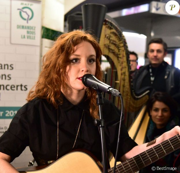Emji (Nouvelle Star) acclamée dans le métro : La jolie rousse fait le ...