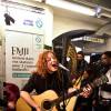 Exclusif - La chanteuse Emji en concert à la station de métro République à Paris, le 25 février 2016.
