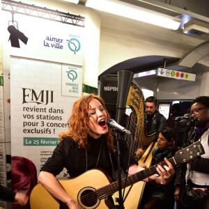 Exclusif - La chanteuse Emji en concert à la station de métro République à Paris, le 25 février 2016.