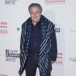 Christian Clavier - Photocall de l'exposition "120 ans de Cinéma: Depuis que le Cinéma existe" au 104 à Paris le 13 avril 2015. 