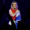 Ellie Goulding avec un drapeau de la France en concert au Zénith à Paris le 25 février 2016.