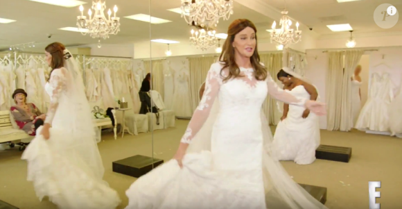 Caitlyn Jenner essaie une robe de mariée. Image extraite d'une vidéo Youtube publiée le 25 février 2016.