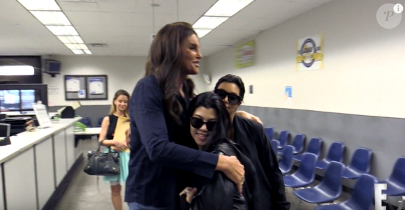 Caitlyn Jenner et ses belles-filles par alliance Kourtney et Kim Kardashian. Image extraite d'une vidéo Youtube publiée le 25 février 2016.