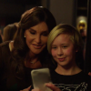 Caitlyn Jenner prend un selfie avec un jeune garçon. Image extraite d'une vidéo Youtube publiée le 25 février 2016.