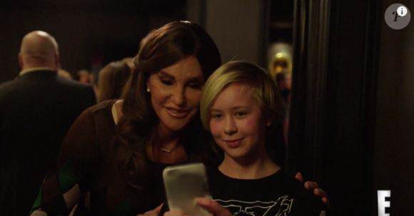 Caitlyn Jenner prend un selfie avec un jeune garçon. Image extraite d'une vidéo Youtube publiée le 25 février 2016.