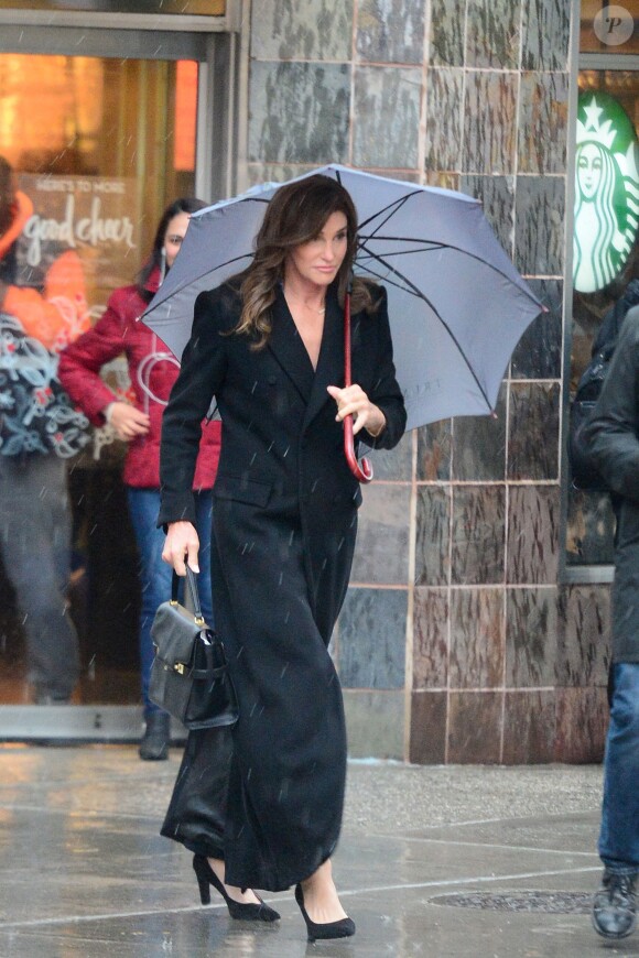 Exclusif - Caitlyn Jenner, se promène sous la pluie et la jupe soulevée par le vent, dans les rues de New York. Caitlyn est venue pour voir sa fille Kendall Jenner défiler pour Victoria's Secret. Le 10 novembre 2015