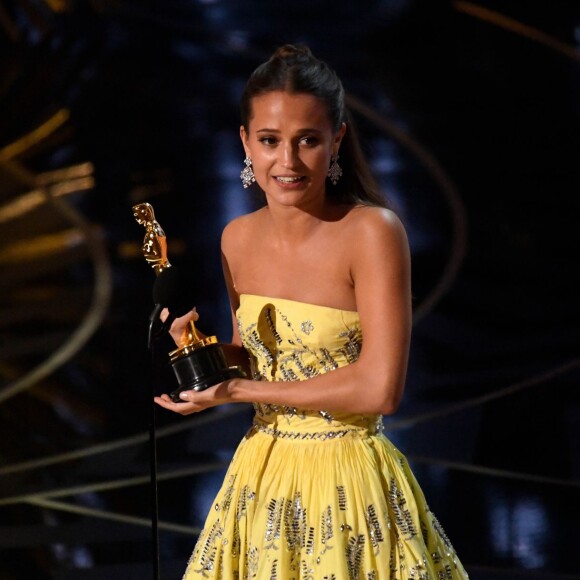 Alicia Vikander reçoit l'Oscar du meilleur second rôle féminin pour The Danish Girlà Los Angeles le 28 février 2016.