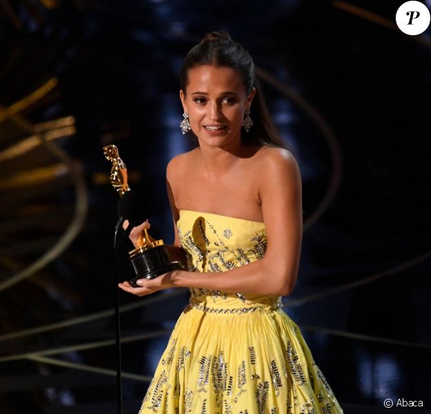 Alicia Vikander reçoit l'Oscar du meilleur second rôle féminin pour The Danish Girlà Los Angeles le 28 février 2016.