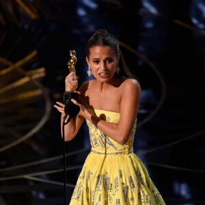 Alicia Vikander reçoit l'Oscar du meilleur second rôle féminin pour The Danish Girlà Los Angeles le 28 février 2016.