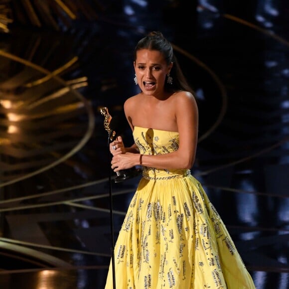 Alicia Vikander reçoit l'Oscar du meilleur second rôle féminin pour The Danish Girlà Los Angeles le 28 février 2016.