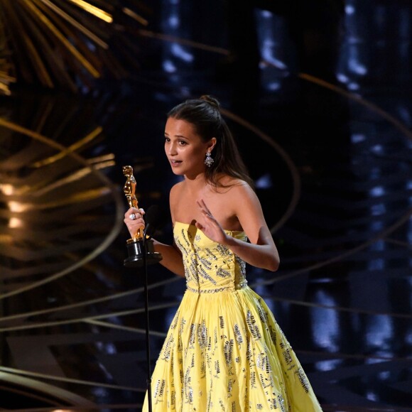 Alicia Vikander reçoit l'Oscar du meilleur second rôle féminin pour The Danish Girlà Los Angeles le 28 février 2016.