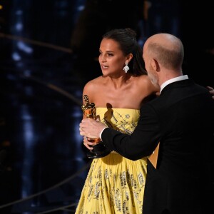 Alicia Vikander reçoit l'Oscar du meilleur second rôle féminin pour The Danish Girlà Los Angeles le 28 février 2016.