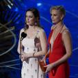 Emily Blunt et Charlize Theron pendant la cérémonie des Oscars 2016.