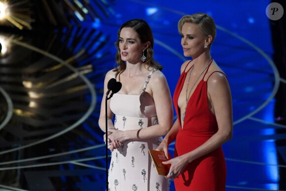 Emily Blunt et Charlize Theron pendant la cérémonie des Oscars 2016.