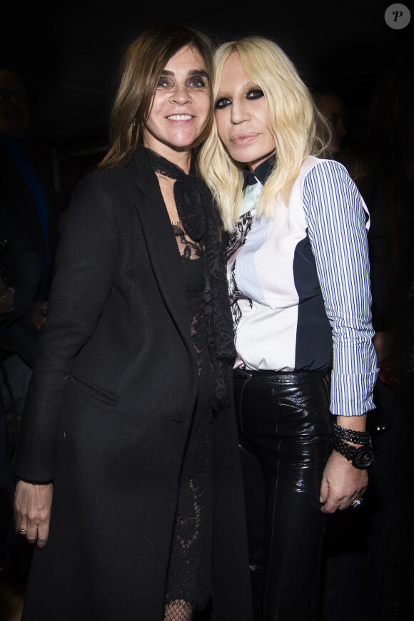 Carine Roitfeld et Donatella Versace - Défilé Versace (collection prêt-à-porter automne-hiver 2016-2017) à Milan. Le 26 février 2016.