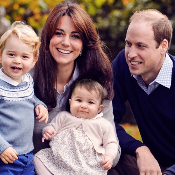 Le prince William en famille avec son épouse Catherine et leurs enfants le prince George et la princesse Charlotte, en octobre 2015 dans les jardins du palais de Kensington, à Londres.