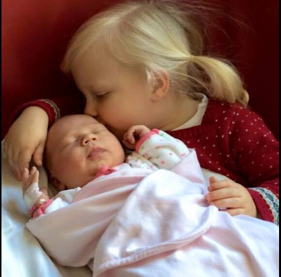 L'archiduchesse Maria Stella de Habsbourg-Lorraine est heureuse de vous présenter sa petite soeur l'archiduchesse Magdalena, née le 24 février 2016 ! Photo du compte Facebook de Kathleen de Habsbourg-Lorraine.