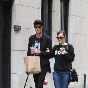 Dakota Johnson et son compagnon Matthew Hitt se promènent avec leur chien dans le quartier de West Village à New York. Le 29 juin 2015