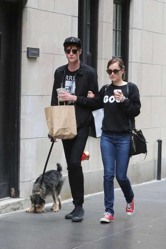Dakota Johnson et son compagnon Matthew Hitt se promènent avec leur chien dans le quartier de West Village à New York. Le 29 juin 2015