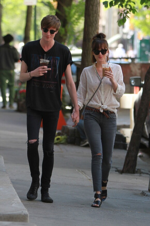 Dakota Johnson et son petit ami Matthew Hitt se promènent à New York le 7 mai 2015.