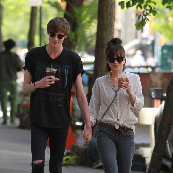 Dakota Johnson et son petit ami Matthew Hitt se promènent à New York le 7 mai 2015.