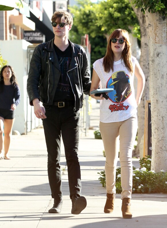 Dakota Johnson et son petit ami Matthew Hitt mangent des yaourts glacés dans les rues de Los Angeles, le 4 novembre 201