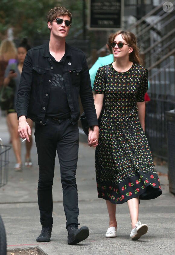 Dakota Johnson se promène en compagnie de Matthew Hitt à New York le 3 Juillet 2014