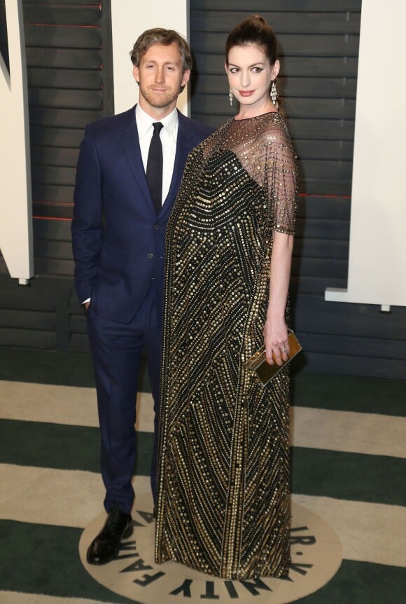Adam Shulman et sa femme Anne Hathaway, enceinte à la soirée "Vanity Fair Oscar Party" après la 88ème cérémonie des Oscars à Hollywood, le 28 février 2016.
