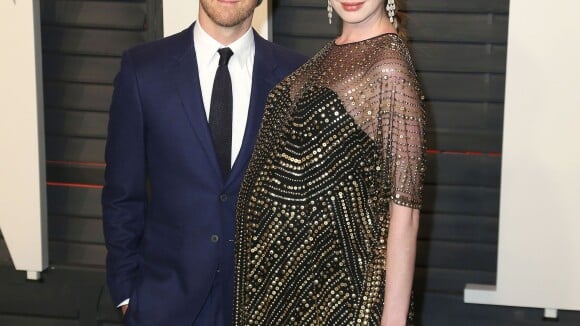 Anne Hathaway, enceinte, avec son amoureux : Son baby bump est étincelant