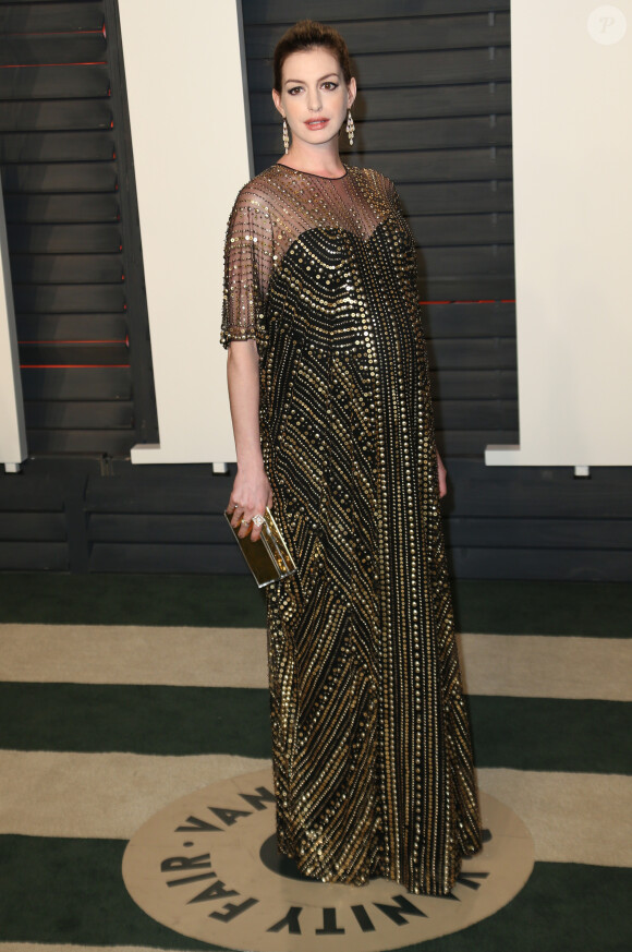Anne Hathaway (enceinte) à la soirée "Vanity Fair Oscar Party" après la 88e cérémonie des Oscars à Hollywood, le 28 février 2016.